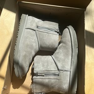 Short Grey Double Zipper Classic Uggs